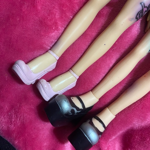 BRATZ DOLLS LOT WITH TWIINS PHOEBE AND ROXXI AND CAMERON DOLL (73 ACCESSORIES) BRATZ DOLLS LOT WITH TWIINS PHOEBE AND ROXXI AND CAMERON DOLL (73 ACCESSORIES)